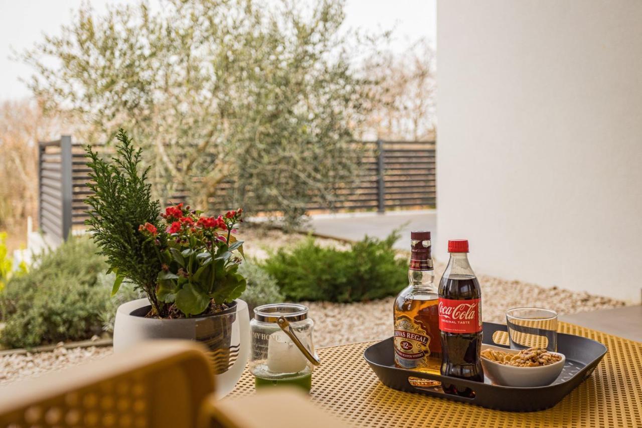 Apartments Bijou With Big Private Garden Near Umag Vilanija Экстерьер фото